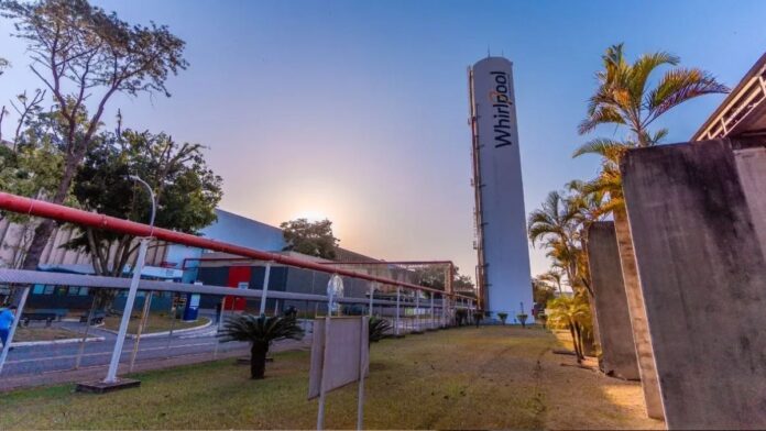 fachada da fábrica Whirlpool em Joinville