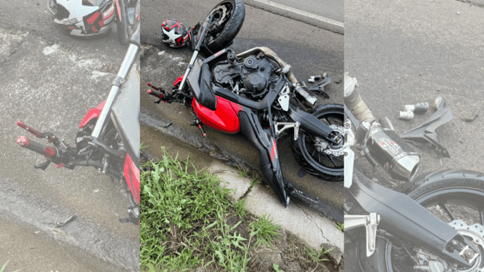 Motociclista bate a cabeça em cabine de caminhão e morre no hospital após acidente em rodovia de SC