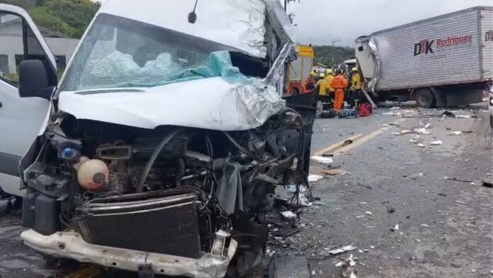 Acidente entre van e caminhão bloqueia BR-470 em Blumenau