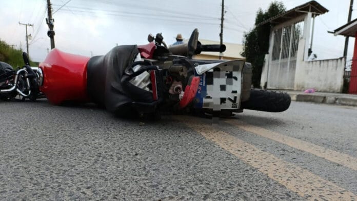 Motociclista morre após ser lançado a 100 metros em batida com caminhão carregado com toras em SC