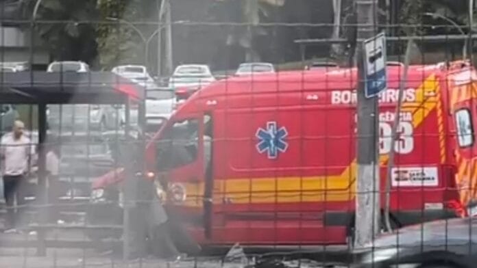 Resgate de mulher embaixo de caminhonete termina com ambulância acidentada a caminho de hospital em Blumenau