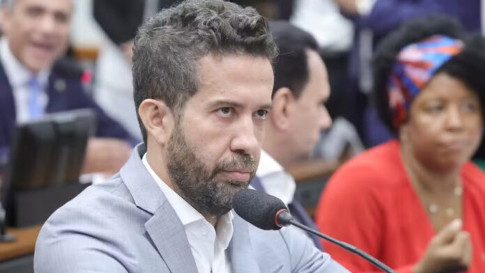 Deputado André Janones tem arritmia cardíaca e é internado na UTI; veja estado de saúde