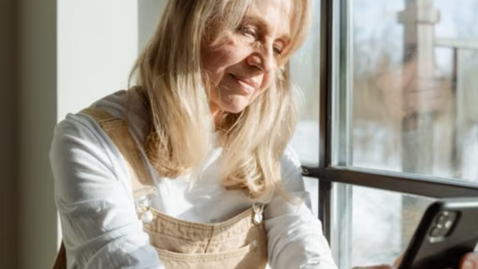 Aos 71 anos, idosa acredita namorar Elon Musk e perde mais de R$ 70 mil após promessa de casamento e Tesla