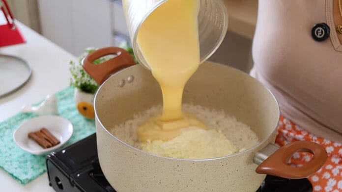 adicionando os ingredientes do arroz na panela