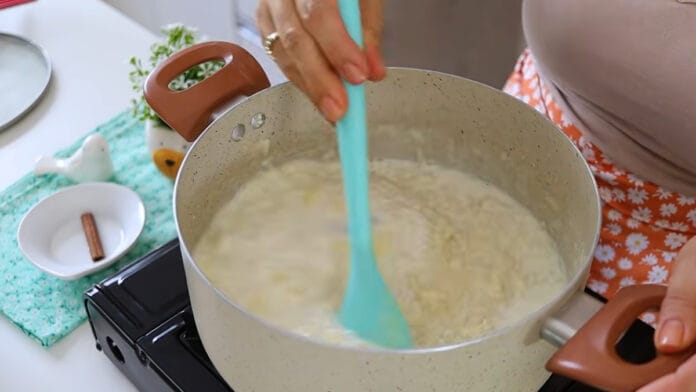 misturando os ingredientes do arroz