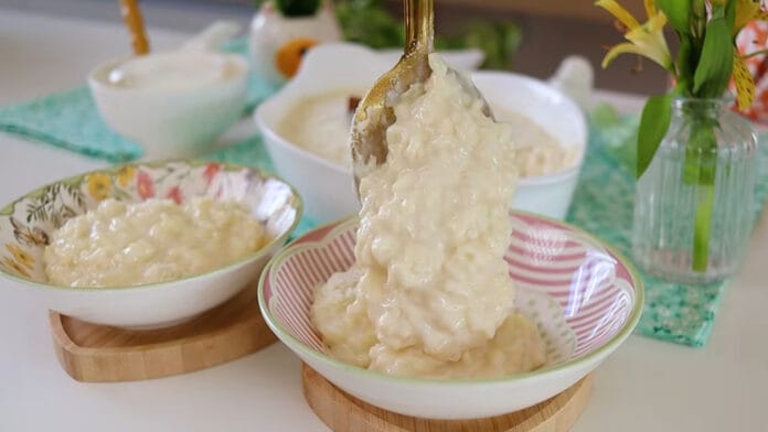 servindo o arroz doce em uma tigela para comer