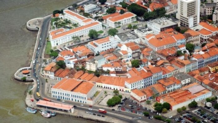 Vista aérea do Centro Histórico de São Luís com casario de telhas coloniais e orla marítima, ilustrando a apuração para deputado federal no Maranhão nas Eleições 2026
