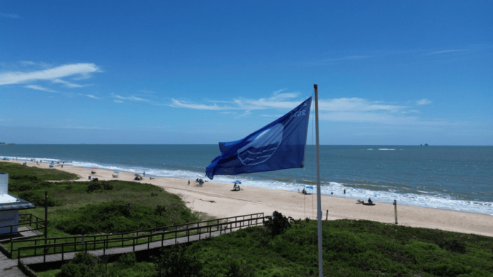Praia de Piçarras ganhou o reconhecimento em SC (Foto: Bandeira Azul, Divulgação)