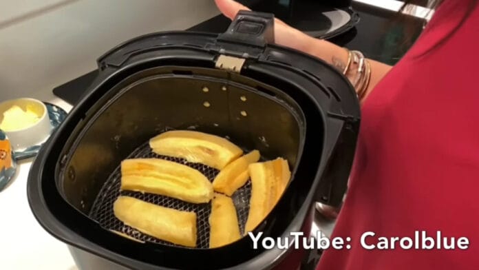 bananas sobre o cesto da airfryer