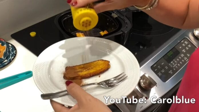 Adicionando canela na banana