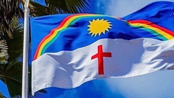 Bandeira do Estado de Pernambuco hasteada, com as cores azul e branca, o arco-íris, a estrela e a cruz, representando a apuração geral das Eleições 2026