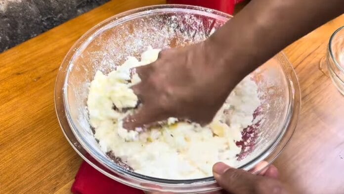 misturando os ingredientes na massa