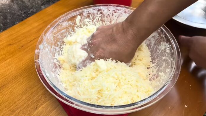 misturando o queijo na massa