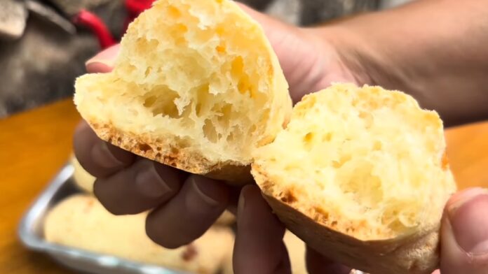 biscoito de polvilho partido ao meio