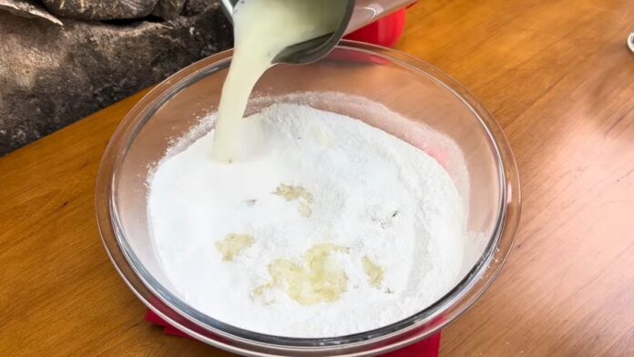 misturando os ingredientes da massa