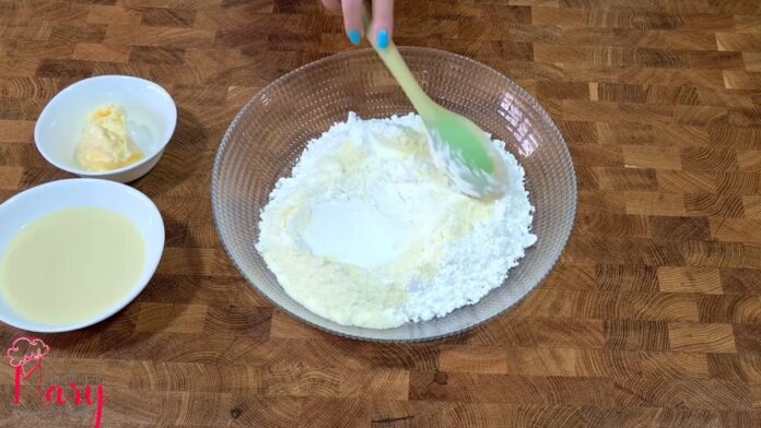 misturando os ingredientes dos biscoitos