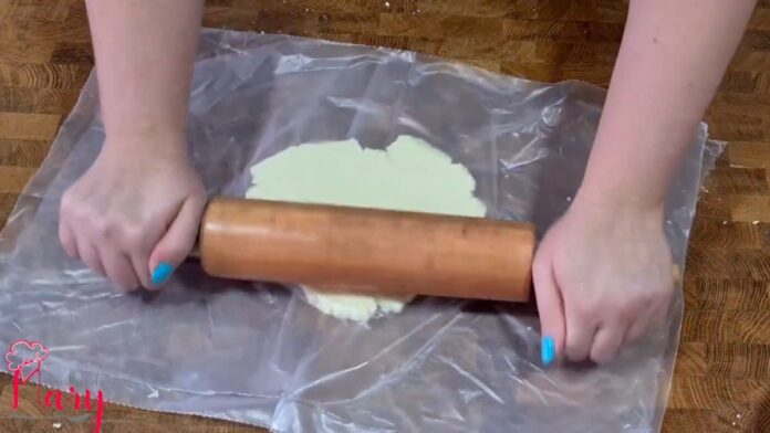 esticando a massa dos biscoitos