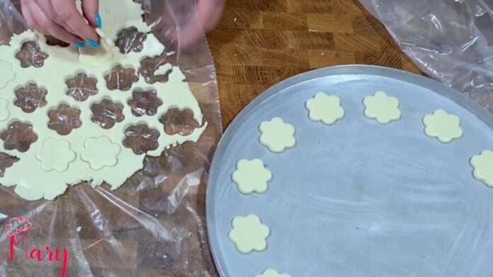 cortando os biscoitos com forminha de flor
