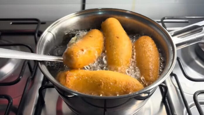 bolinhos no processo de fritura