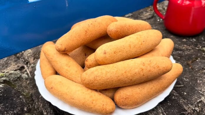 Misture polvilho doce e queijo: o bolinho mineiro que substitui o pão no café da tarde