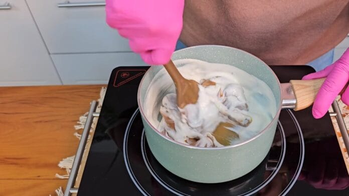 misturando os ingredientes da cobertura