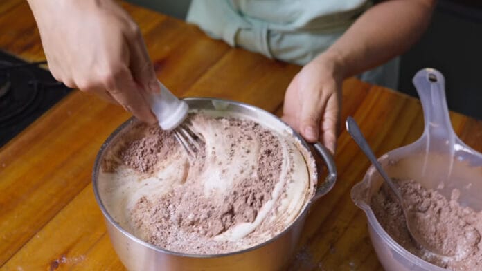 misturando os ingredientes da massa do bolo
