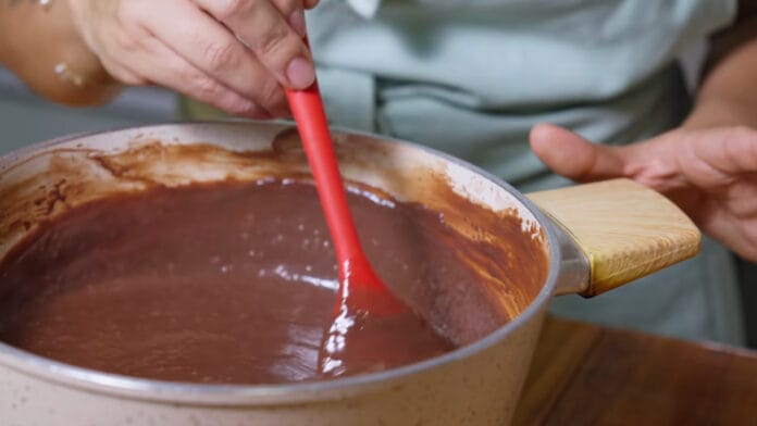 preparando o recheio do bolo