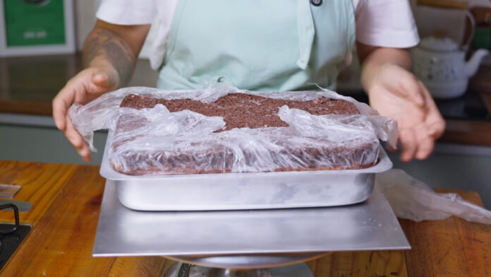 bolo pronto para ir para a geladeira