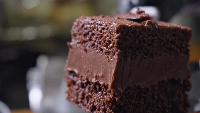 Bolo gelado de brigadeiro com creme tipo Nhá Benta rende 12 fatias grandes para vender e lucrar