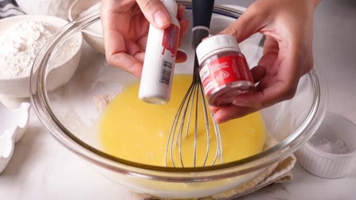 tigela com ingredientes e o corante do bolo