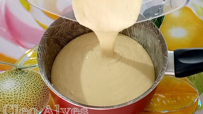 despejando a massa na panela