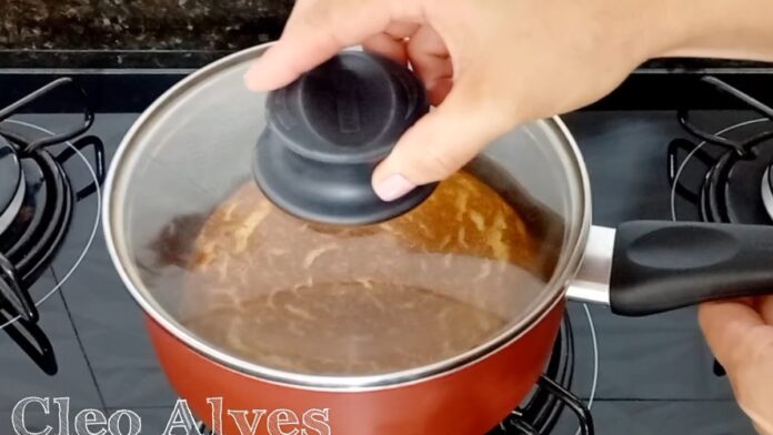 bolo dentro da panela já pronto
