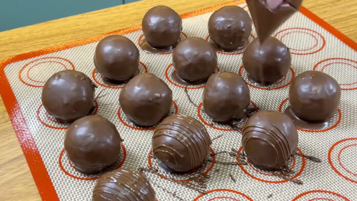 decorando os bombons com fios de chocolate