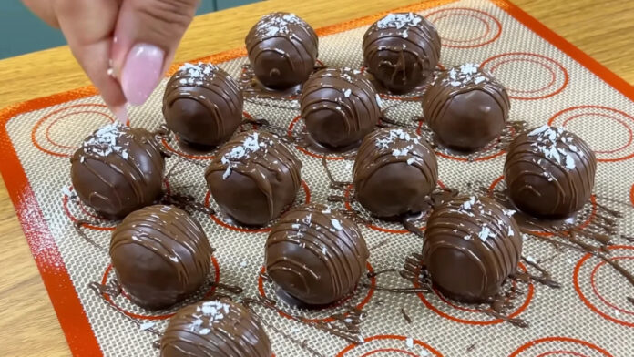 adicionando coco ralado sobre a casquinha de chocolate