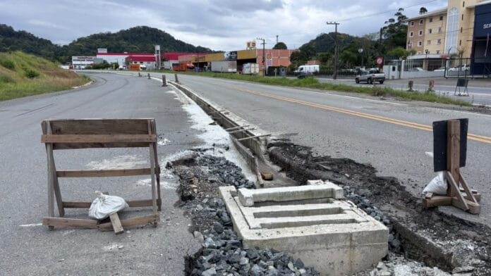 Após “sumiço” de trabalhadores, obra de duplicação da BR-470 é retomada em Blumenau e região