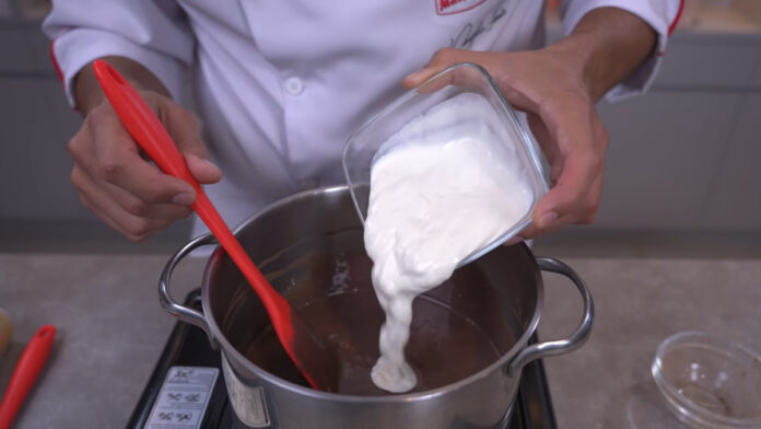 adicionando o creme de leite