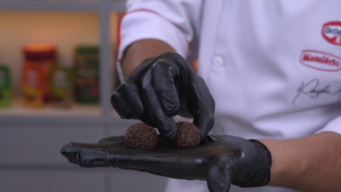 enrolando os brigadeiros