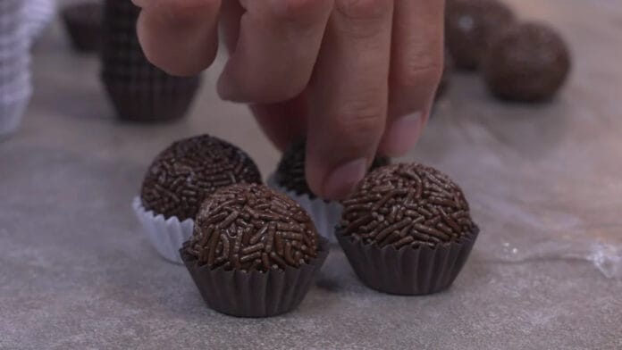 Substituindo a margarina por creme de leite você prepara um brigadeiro premium ótimo para vender e lucrar