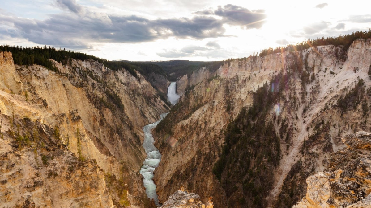 O cânion se estende por aproximadamente 32 quilômetros, supera 300 metros de profundidade e abriga a Lower Falls, queda de quase 94 metros (Foto: Jacob W. Frank / NPS)