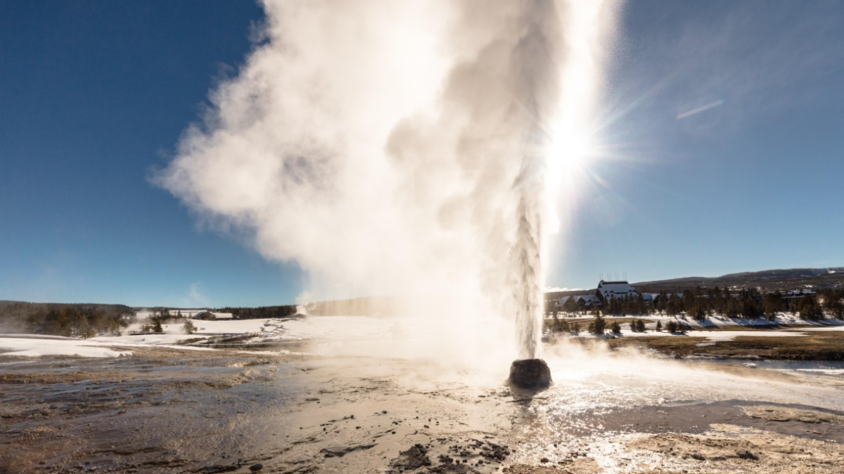 Yellowstone possui quase 500 gêiseres, resultado do sistema hidrotermal alimentado pelo calor existente sob a superfície do parque (Foto: Jacob W. Frank / NPS)
