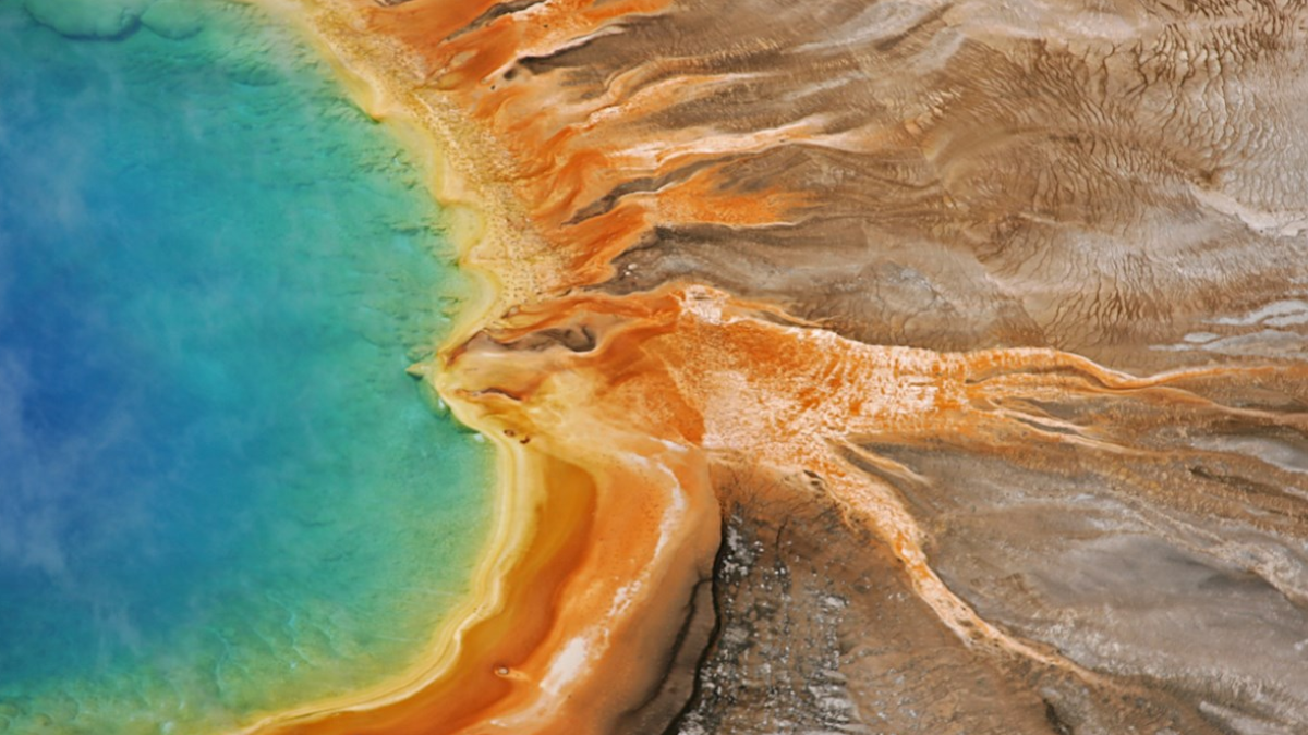 A Grand Prismatic é a maior fonte termal de Yellowstone e pode alcançar cerca de 100 metros de diâmetro e mais de 36 metros de profundidade (Foto: Jim Peaco / NPS)