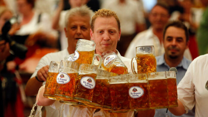 27 canecos de chope, 40 metros e um sonho: brasileiro quer entrar no Guiness em plena Oktoberfest Blumenau