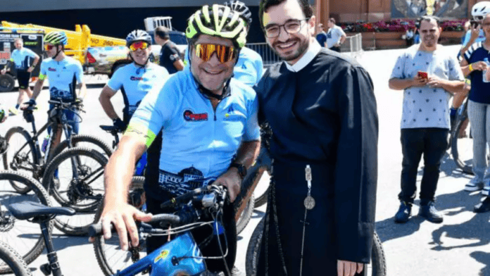 Apresentador e cantor percorre mais de 300 quilômetros de bicicleta até o Santuário de Nossa Senhora Aparecida