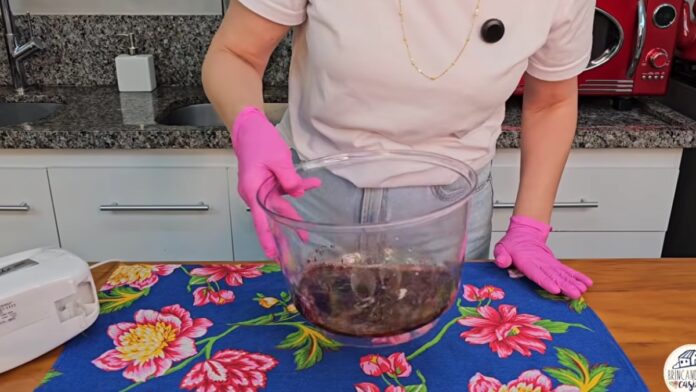 adicionando os ingredientes do cappuccino cremoso na batedeira
