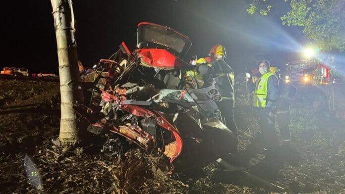 Passageiro morre e motoristas ficam gravemente feridos em colisão frontal na SC-283