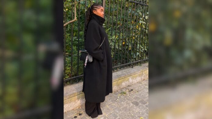 mulher com casaco oversized