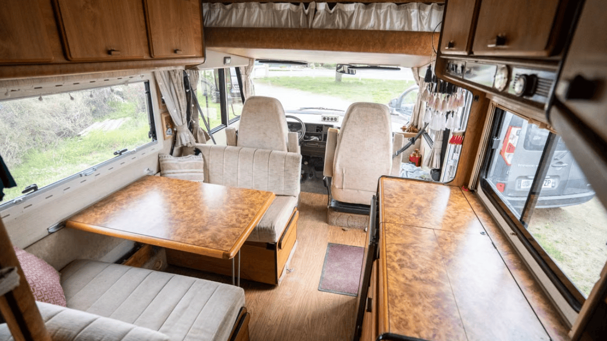 Estrutura compacta permite reunir cozinha, pia, armazenamento e outras funções domésticas em poucos metros dentro de um motorhome (Foto: Clément Proust / Pexels)