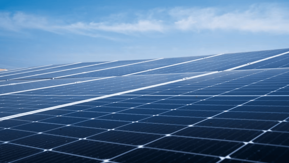 Sistemas de bateria e energia solar podem ampliar a autonomia elétrica de uma casa sobre rodas longe das tomadas tradicionais (Foto: Soren H / Unsplash)
