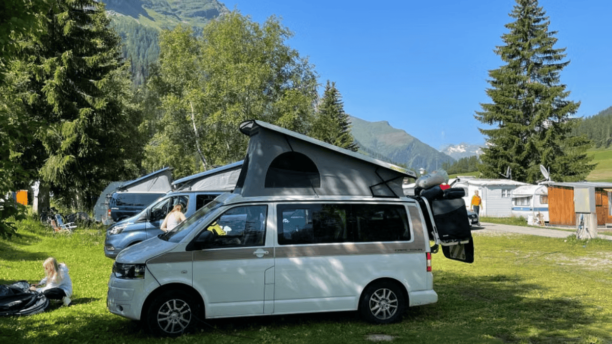 Campings oferecem espaços preparados para receber motorhomes e podem contar com estrutura de água, energia e permanência durante a noite (Foto: Geert Rozendom / Pexels)
