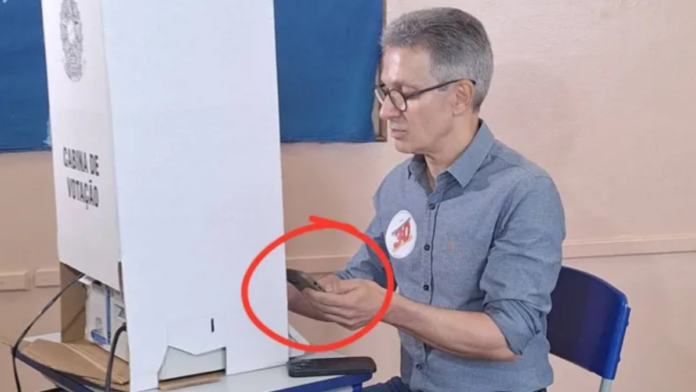 celular dentro da cabina de votação